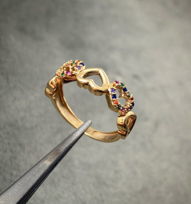 Anillo De Corazones Con Swarovski Multicolor Oro Amarillo 18k 3.1gr Talla # 6 1/2