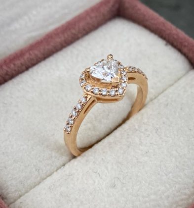 Solitario Con Corazón Piedra Centra 0.49Qts Diamante Blanco, 0.24Qts Diamante Lateral Oro Rosa 18k 3.9gr Talla # 6