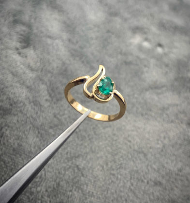 Solitario Con 60pts De Esmeraldas 3.3gr Talla # 6 3/4