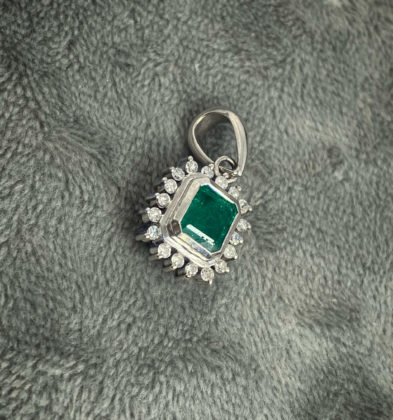 Dije Con 70pts De Esmeraldas Y 20pts De Diamantes Oro Blanco 18k 3.5gr 2.1cm