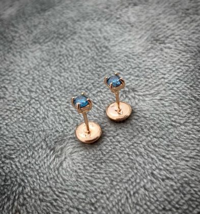 Topos Con Diamantes Azules (0.21 Qts) En Oro Rosa 18K 0.5 Gr