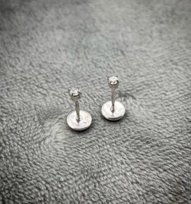 Topos Con Diamantes Blancos (0.08 Qts) En Oro Blanco 18K 0.5 Gr