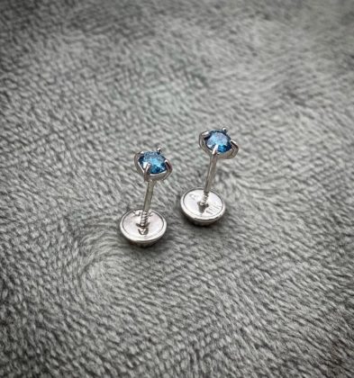 Topos con Diamantes Azules (0.13 Qts) en Oro Blanco 18K 0.5 gr