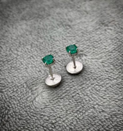 Topos Con Esmeraldas (0.31 Qts) En Oro Blanco 18K 0.6 Gr