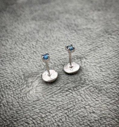 Topos Con Diamantes Azules (0.08 Qts) En Oro Blanco 18k 0.5 Gr