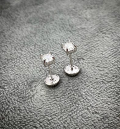 Topos con Moissanitas (0.45 Qts) En Oro Blanco 18K 0.9 Gr