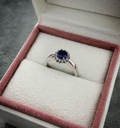 Solitario Con 15pts De Diamante, 70pts De Zafiro Oro Blanco 18k 4.65gr Talla # 5 3/4