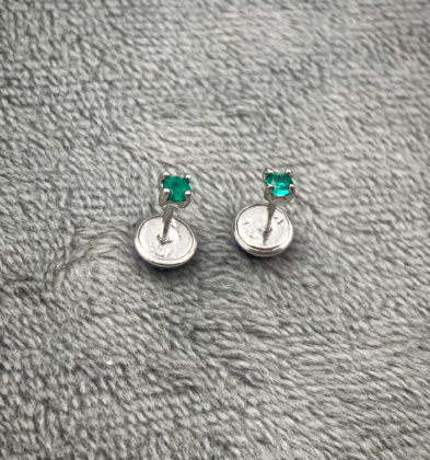 Topos Con Esmeraldas (0.08 Qts) En Oro blanco 18K 0.4 Gr