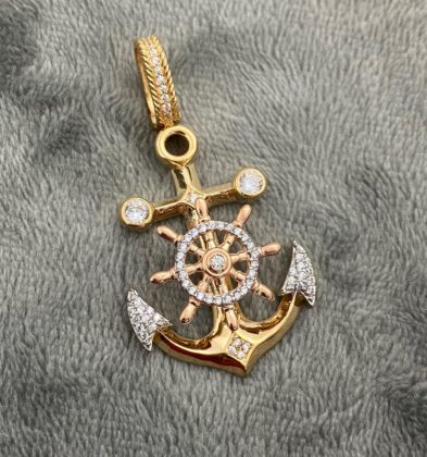 Dije De Ancla Con Timon Y Swarovski Dos Oros 18K 6.2 gr 4.5 cm