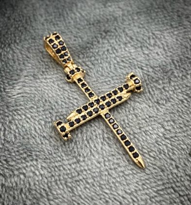 Dije De Cruz Clavo Con Swarovskis Negros En Oro Amarillo 18K 3.0gr 3.6cm