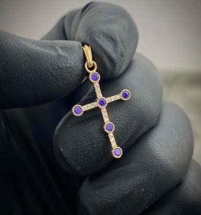Dije De Cruz Con Swarovski Morado Oro Amarillo 18k 1.15gr 2.7cm