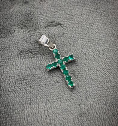 Dije De Cruz Con 0.55Qlt De Esmeralda Oro Blanco 18k 2.0gr 2.7cm