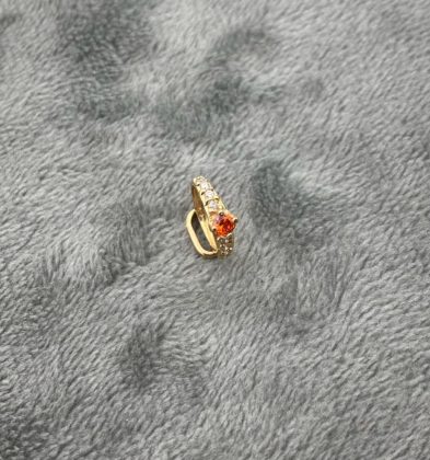 Dije de Anillo con swarovskis blancos y naranjado  en Oro amarillo 18k 0.55gr