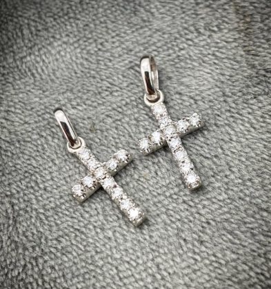 Dije De Cruz Con 23pts Diamantes Oro Blanco 18k 1.0gr 2.3cm