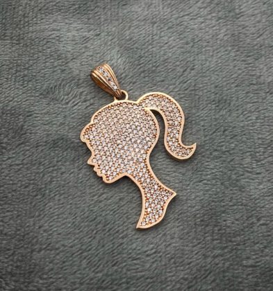Dije de Barbie con swarovskis blancos en Oro Rosado 18k 5.65gr