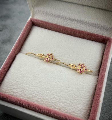 Aretes De Bailarina Con Swarovski Fucsia Oro Amarillo 18k 1.4gr 2.0 cm