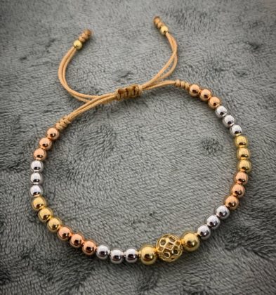 Pulsera En Hilo Beige Con Herraje De Bola Malla Tres Oros 18k