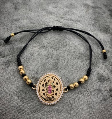 Pulsera En Hilo Negro Con Herraje De Virgen De Guadalupe Con Swarovski Oro Amarillo 18k