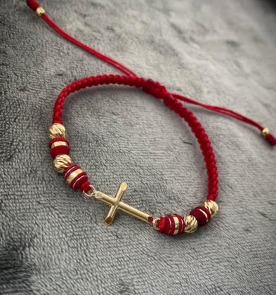 Pulsera En Hilo Rojo Con Herraje De Cruz Oro Amarillo 18k