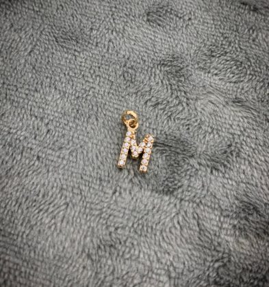 Dije De Letra M Con Swarovski Oro Amarillo 18K 0.55 gr 1.5 cm