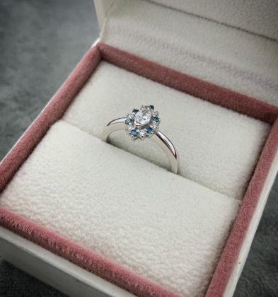 Anillo Con 23pts Marquiz, 10pts Diamante Azul, 6pts Diamante Blanco Oro Blanco 18k 3.7gr Talla # 6 3/4