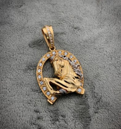 Dije De Herradura De Caballo Con Swarovski Oro Amarillo 18k 12.6gr 5 cm
