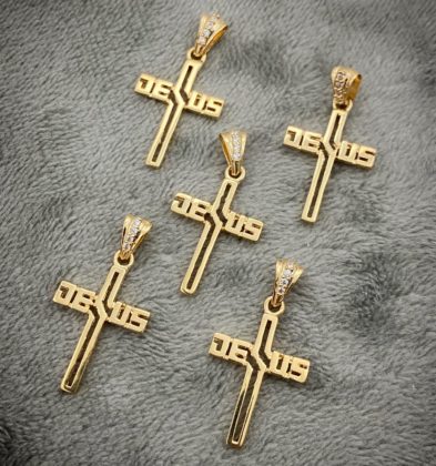 Dije De Cruz De Jesús Con Swarovski Oro Amarillo 18k 1.0gr 2.5cm