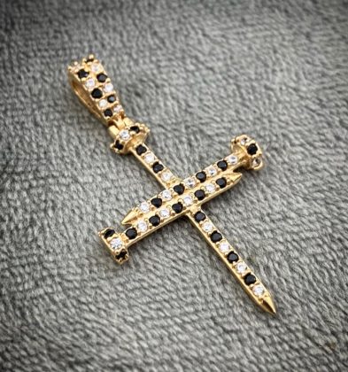 Dije De Cruz Clavo Con Swarovski Blanco Y Negro Oro Amarillo 18k 3.0gr 3.7cm