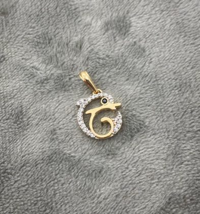 Dije de Delfin con swarovskis Blancos y negros en Oro Amarillo 18K 1.65gr