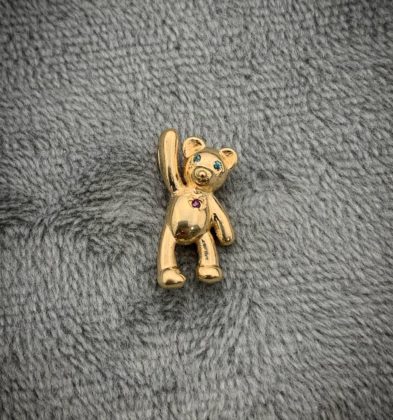 Dije De Oso Con Swarovski Azul Claro Y Fucsia Oro Amarillo 18K 1.2 gr 1.5 cm