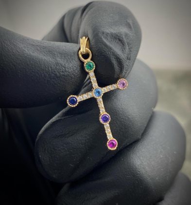 Dije De Cruz Con Swarovski Multicolor Oro Amarillo 18k 1.15gr 2.8cm