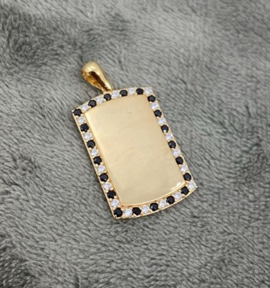 Dije De Placa Con Swarovski Blanco Y Negro Oro Amarillo 18k 4.4gr 3.1cm