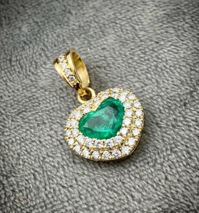 Dije De Corazón Con 96pts Diamantes, 201pts De Esmeraldas Oro Amarillo 18k 5.3gr 2.6cm
