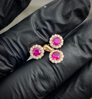 Juego de aderezos con Swarovkis fucsias y blancos en Oro Amarillo 18K 2.15gr