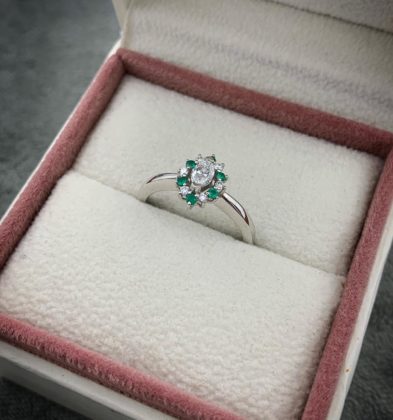 Anillo Con 25pts Marquiz, 9pts Esmeralda, 7pts Diamante Blanco Oro Blanco 18k 3.4gr Talla # 6 3/4