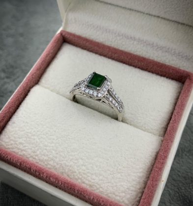 Anillo Con 75pts Diamante Verde Central, 45pts Diamante Blanco Lateral Oro Blanco 18k 4.65gr Talla # 6 1/4