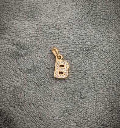 Dije De Letra B Con Swarovski Oro Amarillo 18K 0.7 gr 1.5 cm