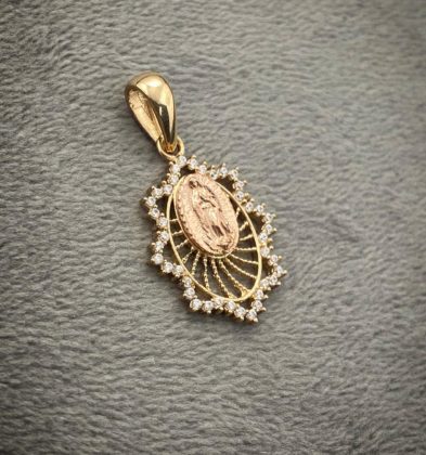 Dije en placa de la virgen de guadalupe con Swarovskis  Blancos en Dos Oros 18K 2.1gr