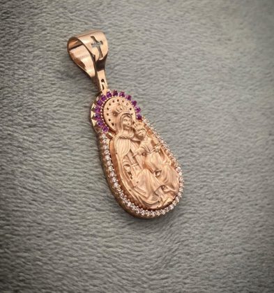 Dije de la Virgen del Carmen con Swarovskis  blancos y fucsias en Oro Rosado 18K 5.35gr