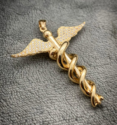 Dije Simbolo Medicina Con Swarovskis Blancos En Oro Amarillo 18k 10.1gr 4.6cm