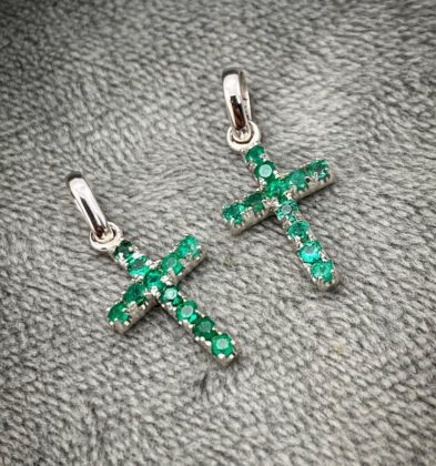 Dije De Cruz Con 23pts De Esmeralda Oro Blanco 18k 1.0gr 2.3cm