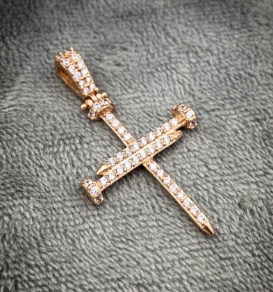 Dije De Cruz Clavo Con Swarovski Blanco En Oro Rosa 18k 3.0gr 3.8cm