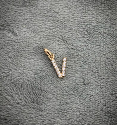 Dije De Letra V Con Swarovski Oro Amarillo 18K 0.45 gr 1.5 cm