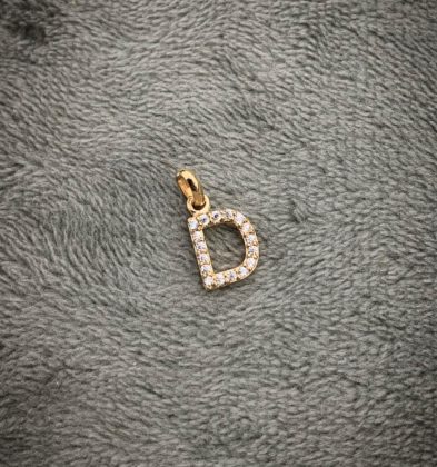 Dije De Letra D Con Swarovski Oro Amarillo 18K 0.5 gr 1.5 cm