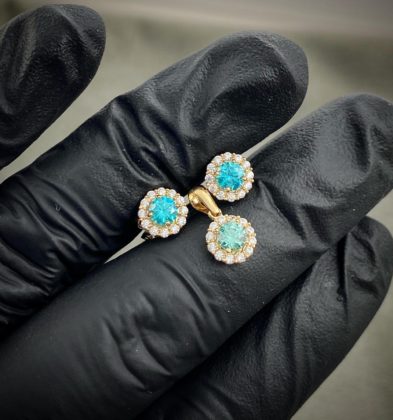 Juego de aderezos con Swarovkis Azules celeste y blancos en Oro Amarillo 18K 2.25gr