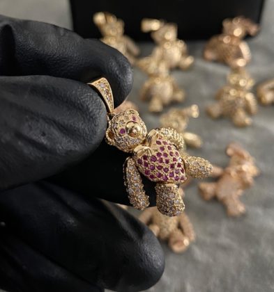 Dije De Oso Con Swarovski Blanco Y Fucsia Oro Amarillo 18k 750 7.2gr 3.0 cm