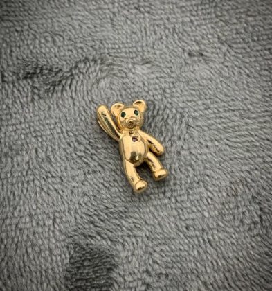 Dije De Oso Con Swarovski Verde Y Fucsia Oro Amarillo 18K 1.6 gr 1.5 cm