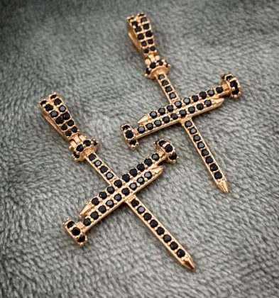 Dije De Cruz Clavo Con Swarovski Negro Oro Rosa 18k 2.95gr 3.7cm