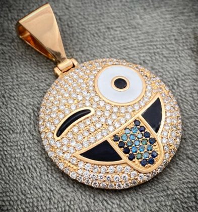 Dije De Emoji Con 322 Pts Diamates Y 27 Pts De Zafiro Oro Rosa 18k 18.1gr 4.7cm