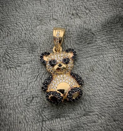 Dije de Oso Con Swarovskis blancos y negros en Oro Amarillo  18K 4.6gr